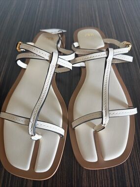Zara White T‑Strap Split‑Toe Sandals with Tan Trim